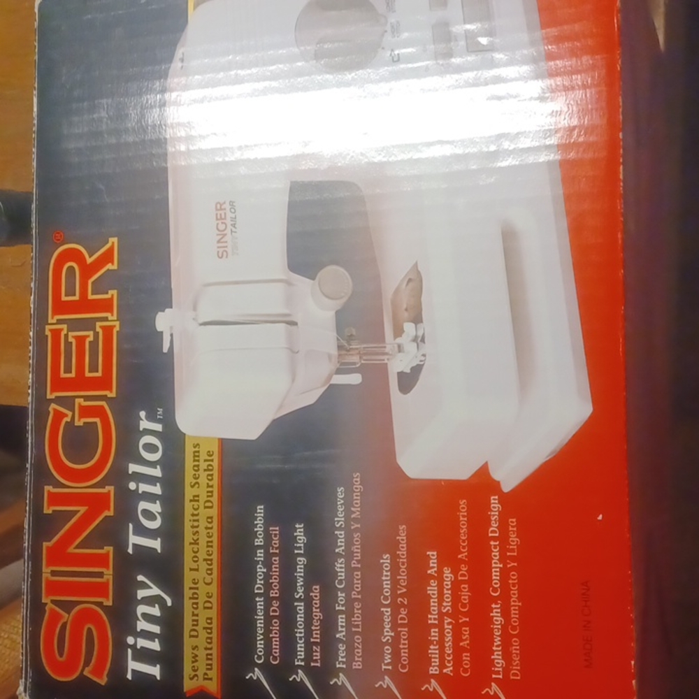 Singer tiny tailor sewing machine - Picture 3 of 3